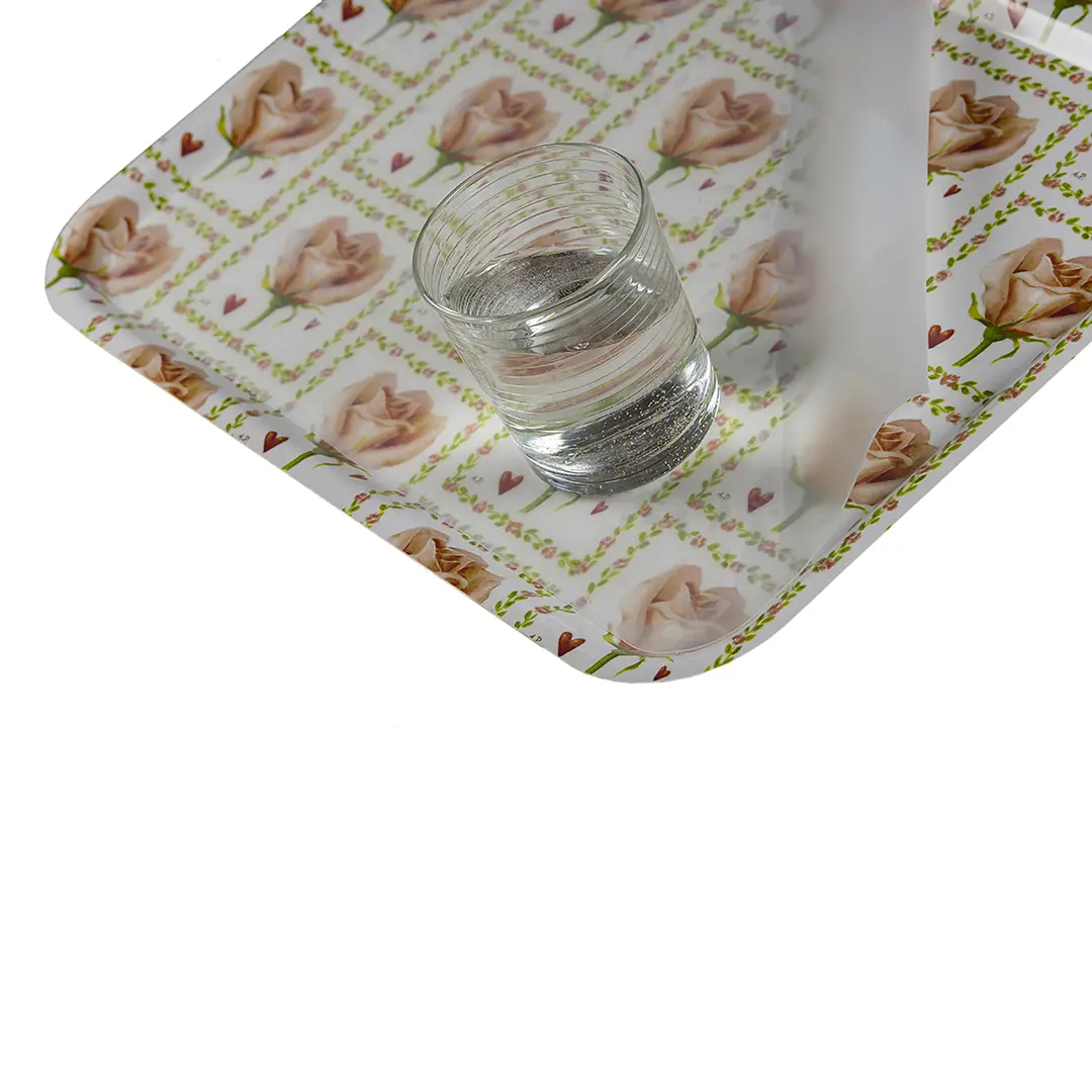 pufz-antihalkduk-pa-bricka-med-vattenglas.webp