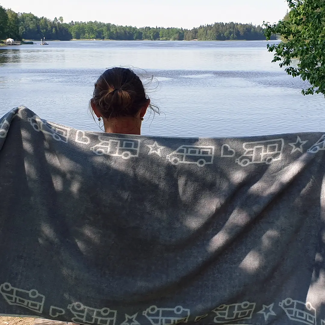 pufz-badhandduk-husbil-pa-stranden.webp