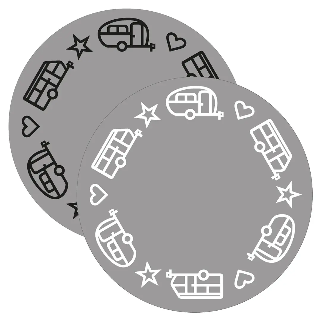 pufz-glasunderlagg-husvagn-gra-med-svart-och-vitt-tryck.webp