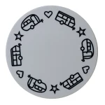 pufz-glasunderlagg-husvagn-gra-med-svart-och-vitt-tryck.webp