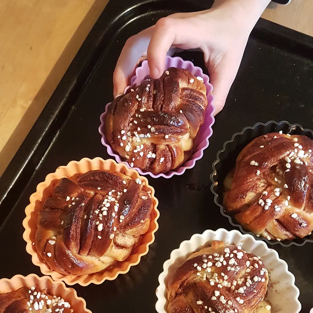 pufz-stora-muffinsformar-med-kanelbullar.webp