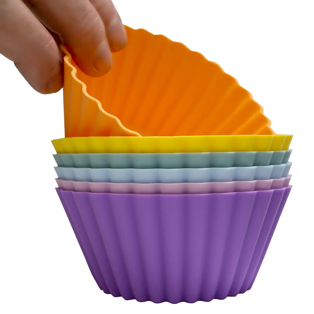 pufz-stora-muffinsformar-pastell-med-hand.webp