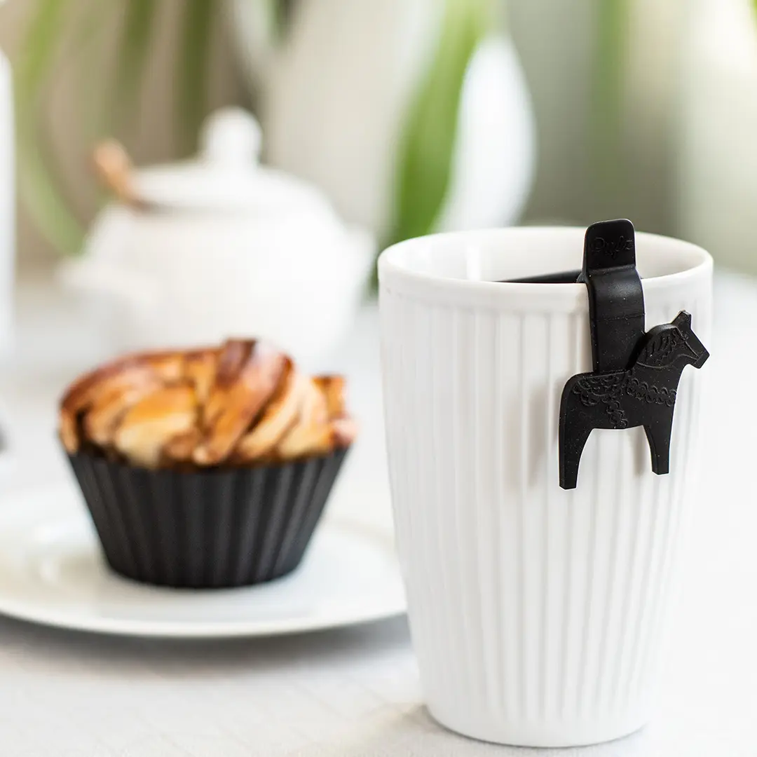 pufz-tesil-dalahast-svart-kanelbulle-i-muffinsform.webp