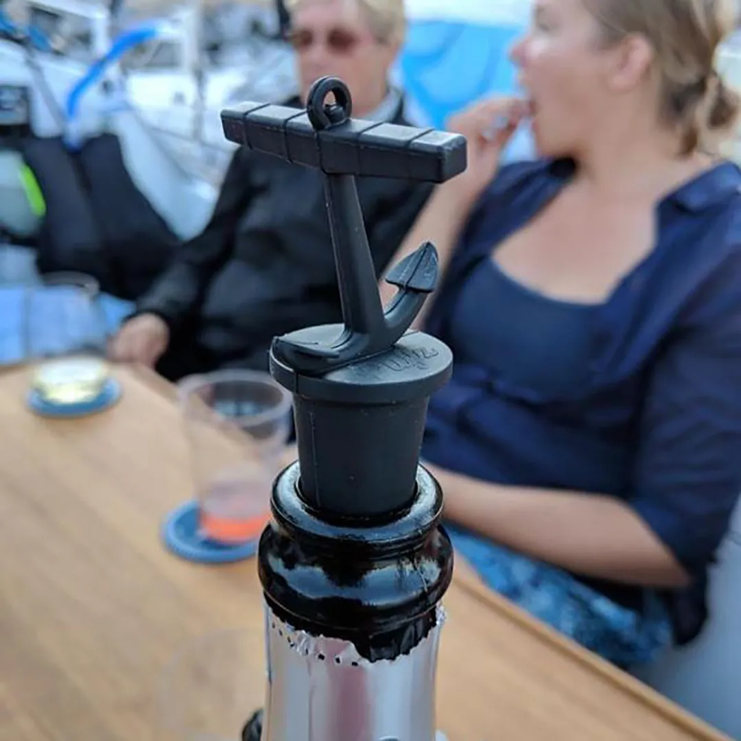 pufz-vinkork-ankare-svart-i-flaska.webp