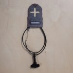 Torhammare nyckelring och halsband på träbänk 1080