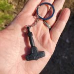 Torhammare nyckelring och halsband på träbänk 1080