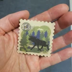 Trämagnet älg i skog – utan text